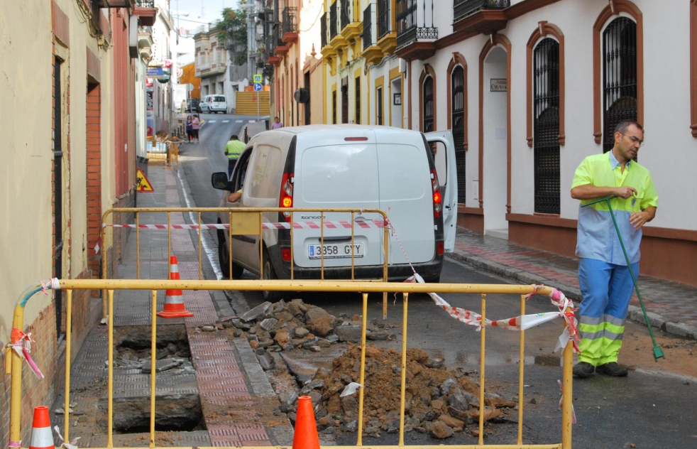 La rotura de una tubera en la calle Herrero causa un enorme atasco