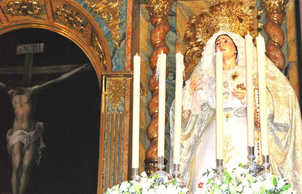 La Virgen de las Angustias entre las hermanas clarisas
