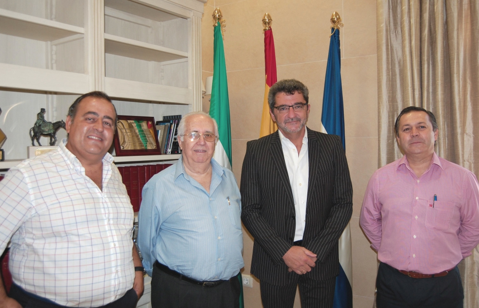 El director del Colegio Salesiano presenta al alcalde las activiades de la visita de la reliquia de San Juan Bosco