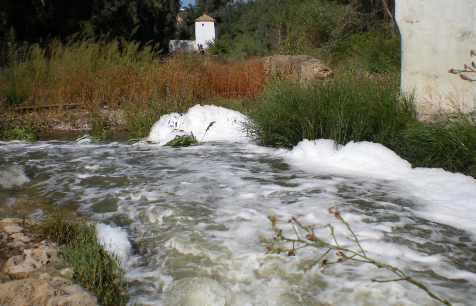 Con las lluvias vuelven los vertidos al ro Guadara