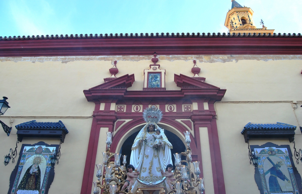 La Virgen del Rosario recorre la intimidad del barrio de Santiago