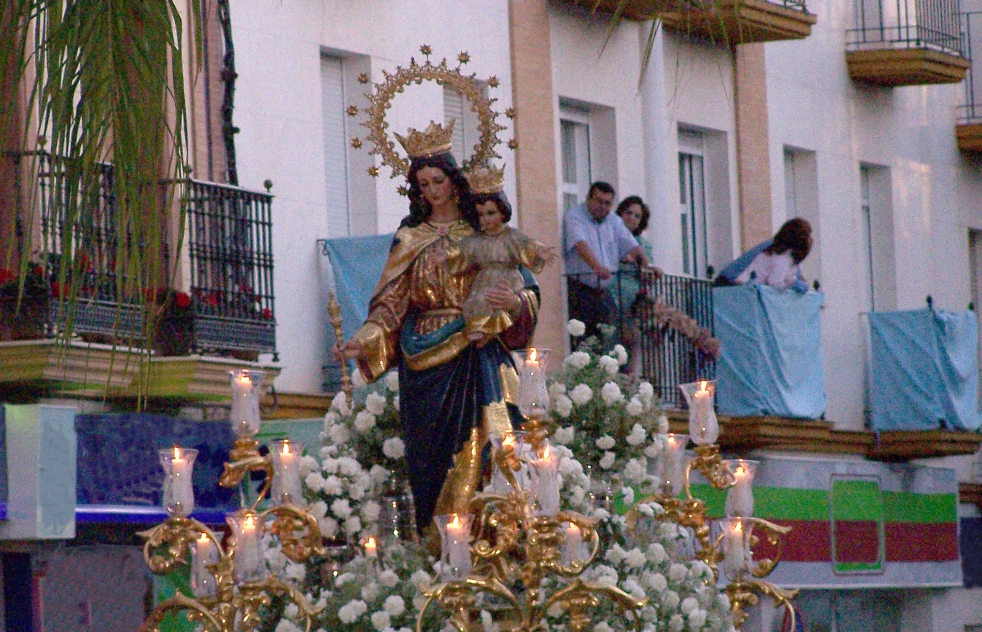 Mara Auxiliadora procesiona en el da grande de los Salesianos