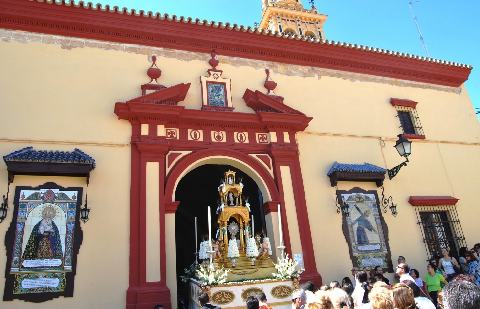 Paseo por la historia y el patrimonio de la iglesia de Santiago