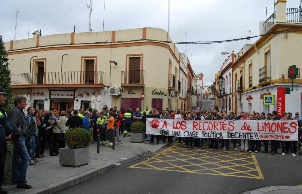 Los empleados del Ayuntamiento protestan contra la reduccin de derechos sociales que les plantea el Gobierno local