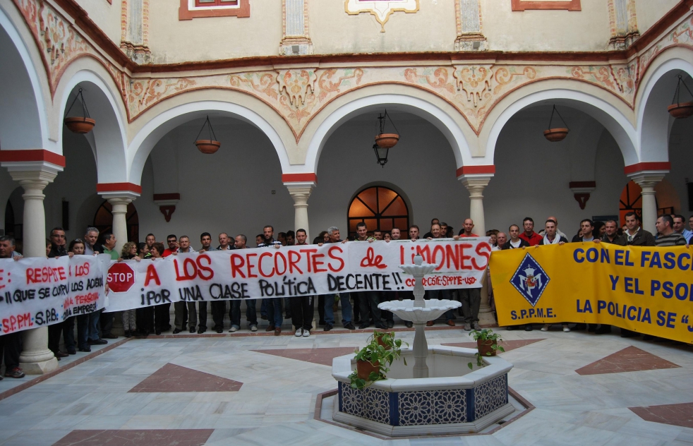 Encierro de trabajadores municipales en el Ayuntamiento contra los recortes del Gobierno local