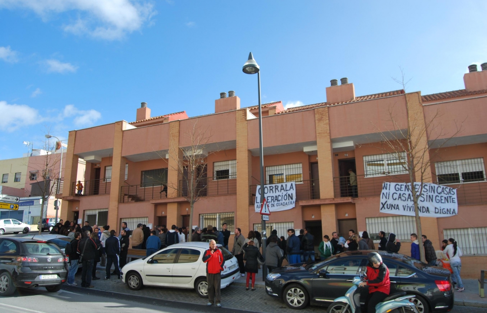 Ocupan un conjunto residencial de 25 viviendas en Duquesa de Talavera