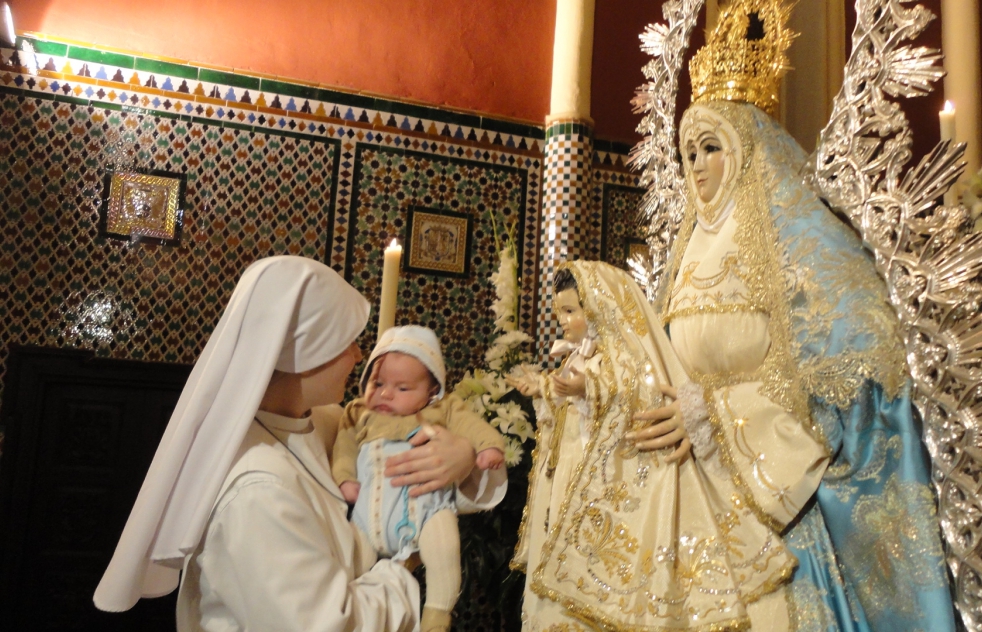 Alrededor de 300 nios se presentaron ante la Virgen del guila