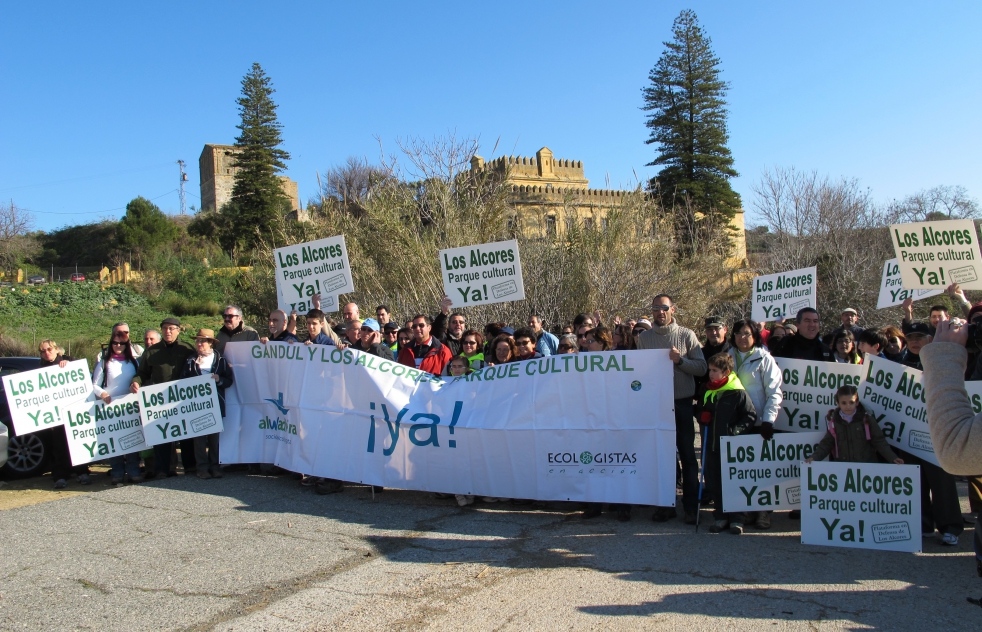 Ms de 200 personas participan en una ruta de senderismo a Gandul pro Parque Cultural