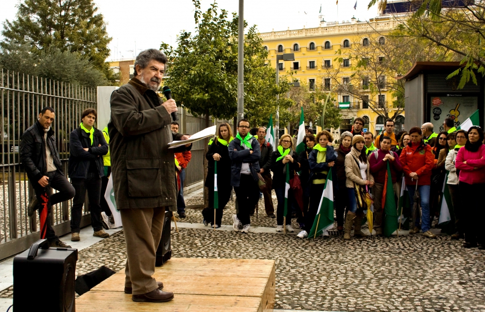 Ms de 200 personas marcharon al Parlamento por el ro Guadara