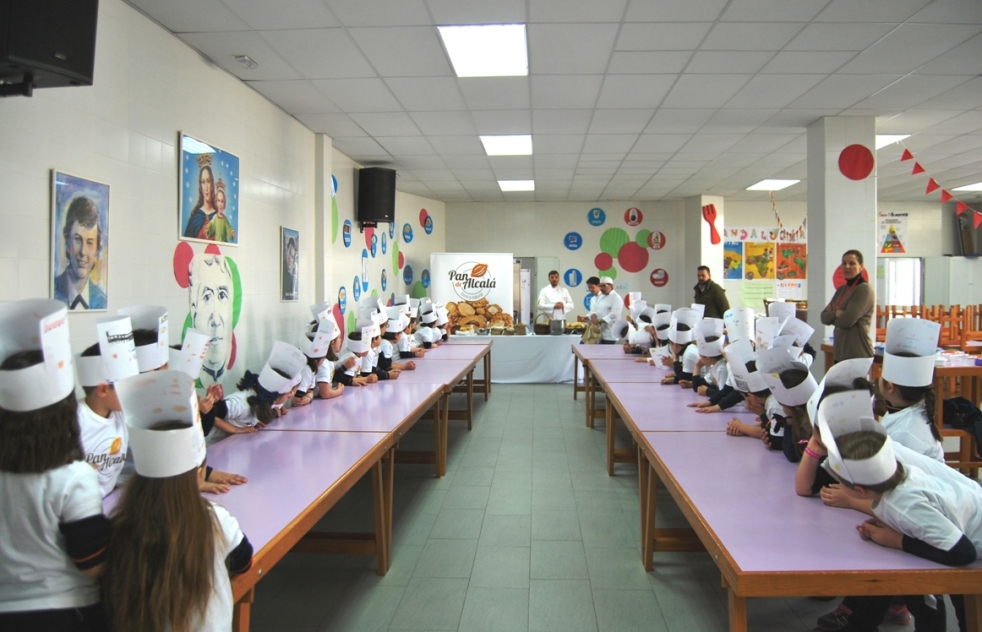 Los escolares de Alcal aprenden a hacer pan y la historia de los panaderos