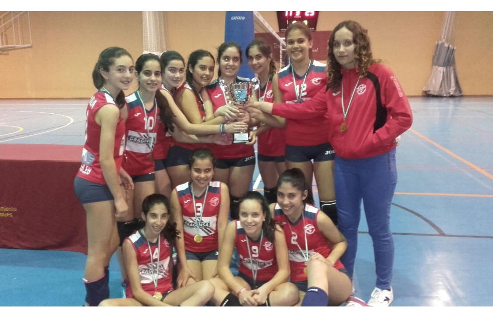El equipo infantil femenino del Club Voleibol Guadaíra primer clasificado en la fase provincial