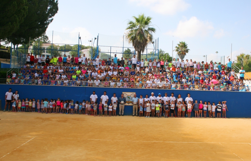 Campus de verano en el Club de Tenis Oromana con 350 nios dispuestos a divertirse y aprender