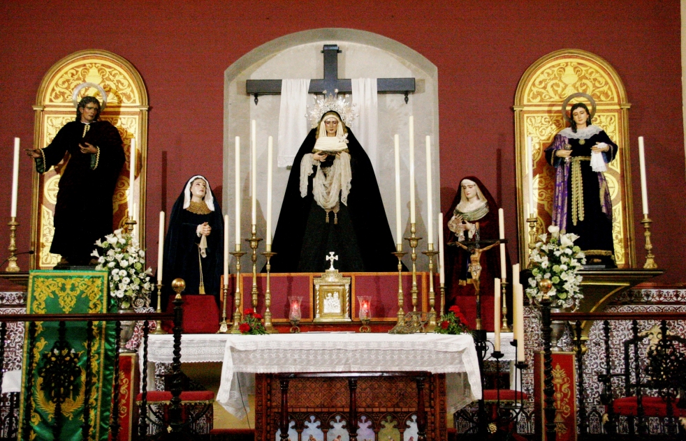 La Virgen de la Soledad vestida de luto para el mes de noviembre (galera grfica)