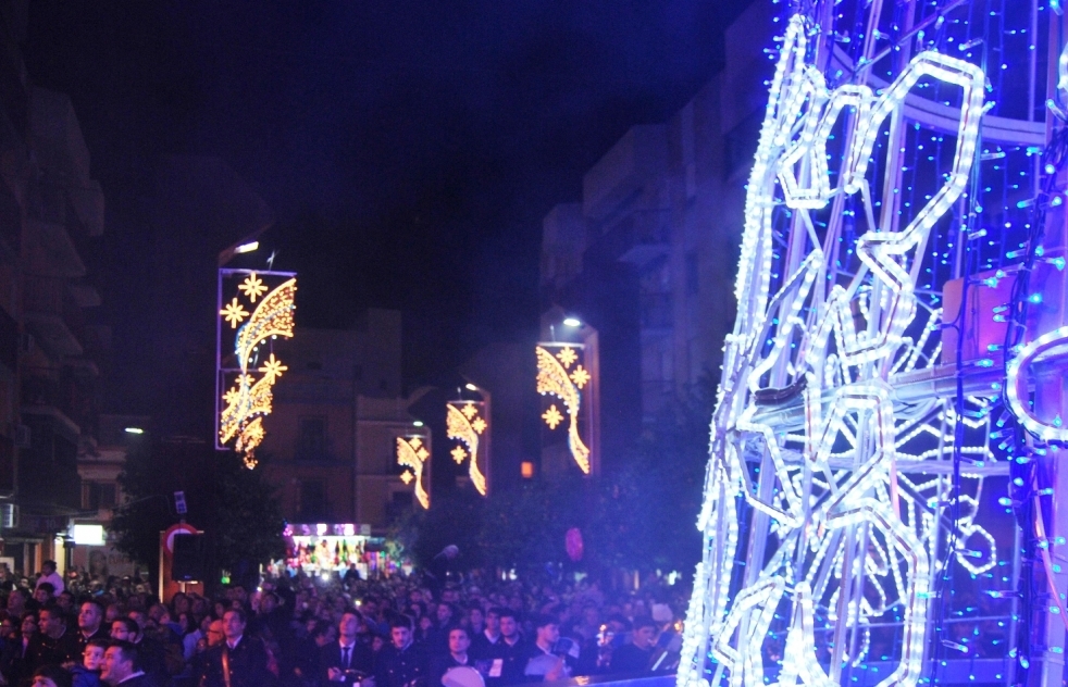 El alumbrado de Navidad se encience este martes en la Plaza de la Almazara