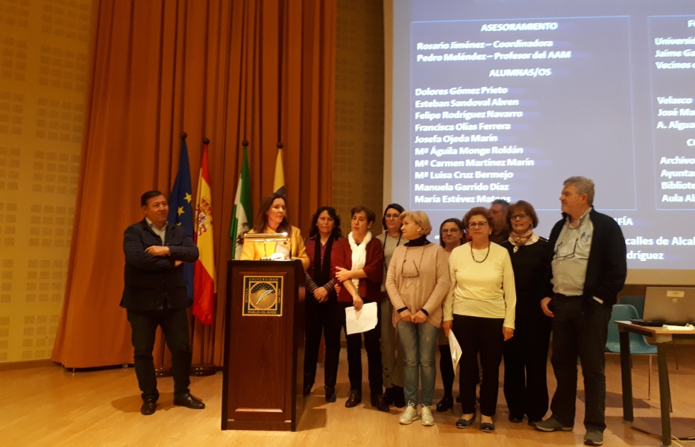 Los alumnos del Aula Abierta de Mayores presentan su trabajo de investigacin en la Olavide