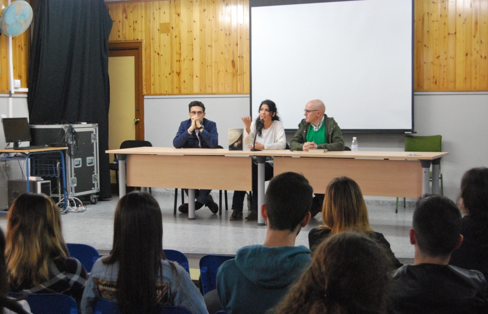 Eva Daz Prez abre en canal su ltima novela para los alumnos del IES Albero