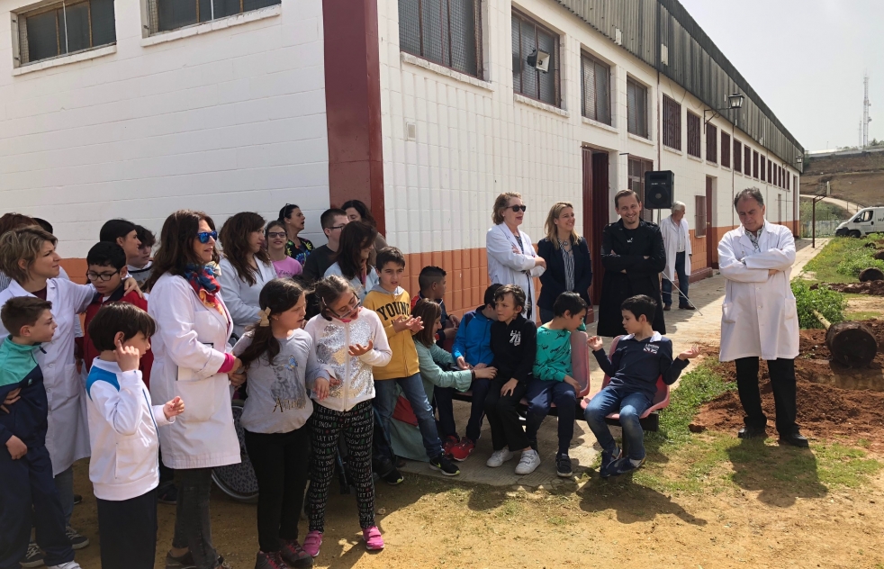 El Ayuntamiento facilita la plantacin de lamos en el centro educativo Molinos del Guadara