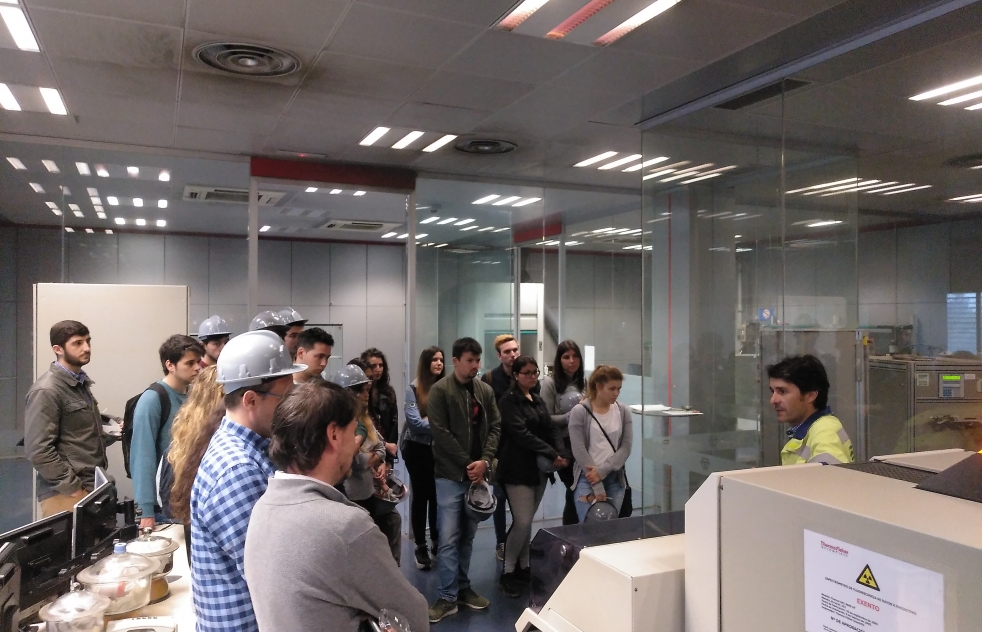 Alumnos de la Universidad de Sevilla visitan la planta de Cementos Portland Valderrivas en Alcal