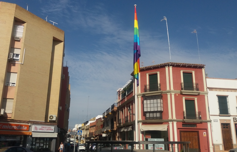  La bandera de la diversidad ondea ya en Alcal 