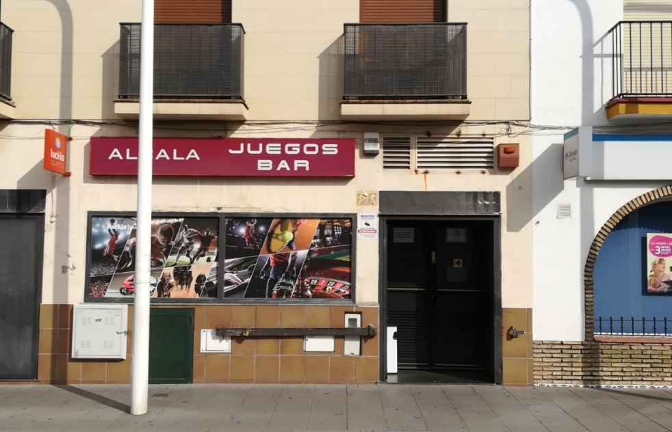 Cinco encapuchados con pistolas atracan un saln de juegos en la calle Silos