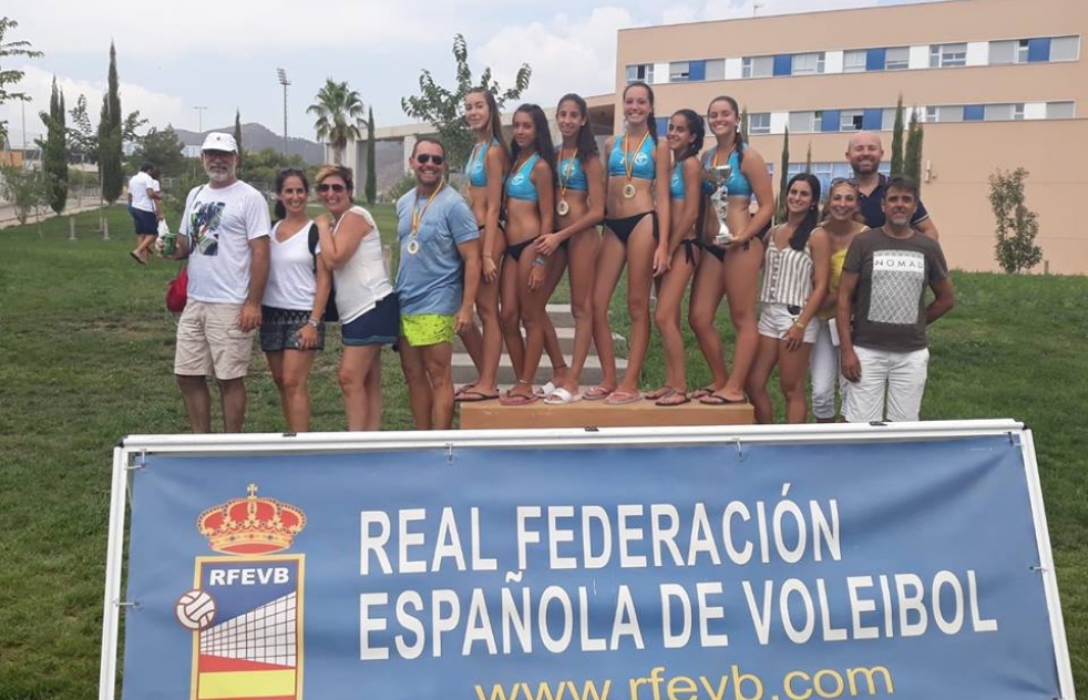 El equipo infantil femenino del CV Guadara, campen de Espaa de Voley Playa