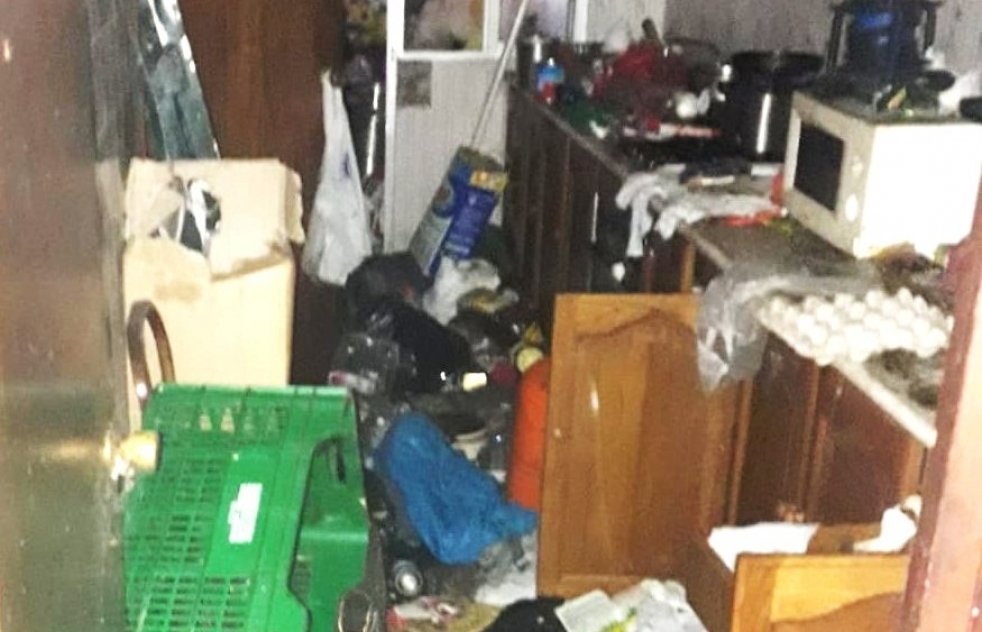 La Polica Local acta frente a dos casos de Sndrome de Digenes en viviendas repletas de basura