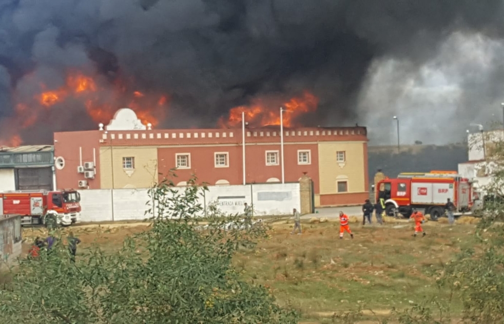 Incendio de grandes dimensiones en una nave situada en la trasera del cementerio