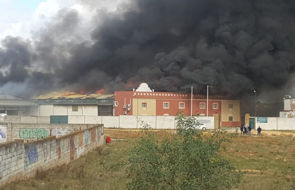 Controlado el incendio de la nave del polgono PIedra Hincada