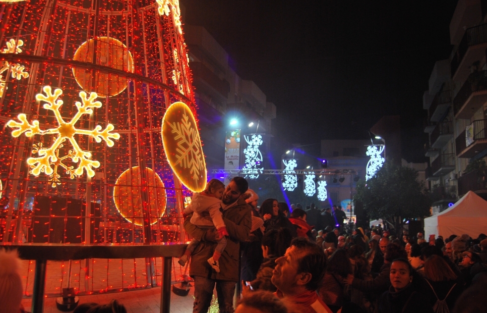 Una fiesta en la Plaza de la Almazara y el encendido del alumbrado dan la bienvenida a la Navidad