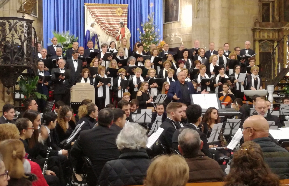 Genial y solidario concierto de Navidad en la parroquia de Santiago el Mayor, de Alcal 