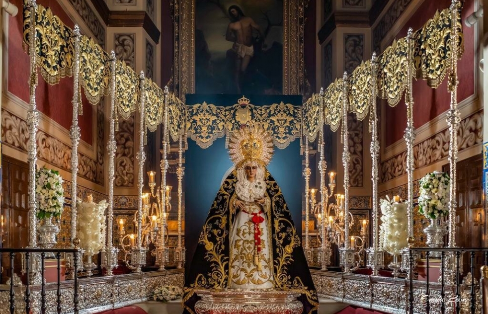 El espectacular montaje para el besamanos de la Virgen de la Esperanza