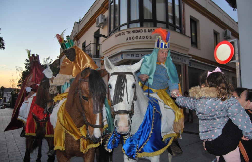 Gran ambiente para recibir a los heraldos reales. (Vdeo y fotos)