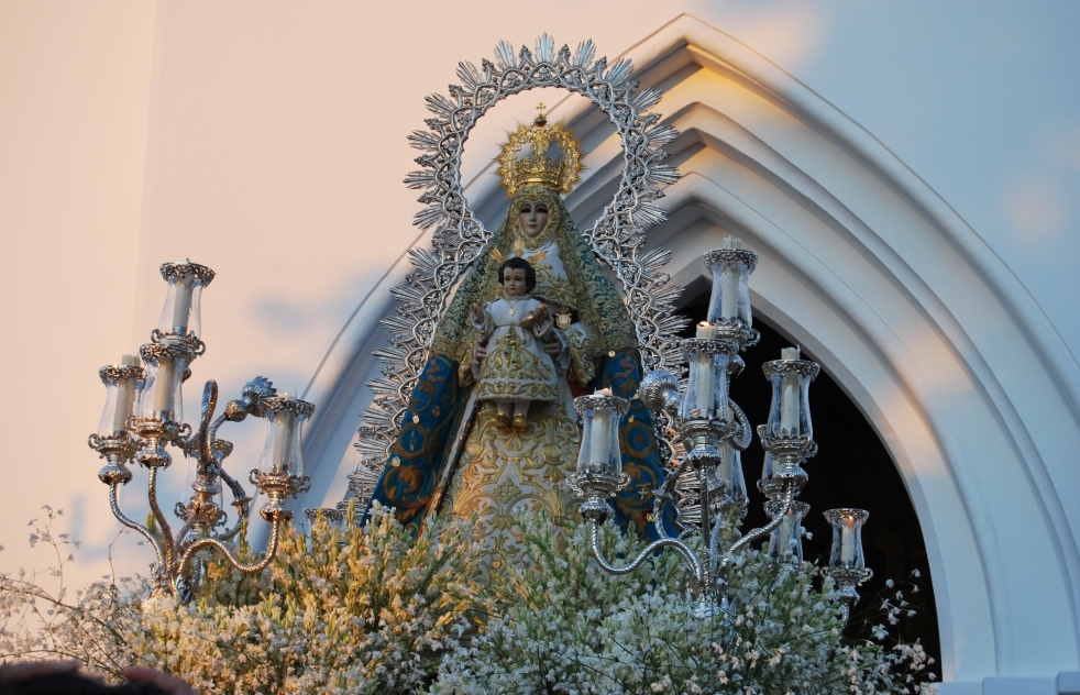 La cuadrilla de la Virgen del Rosario de Santiago llevar a la Virgen del guila