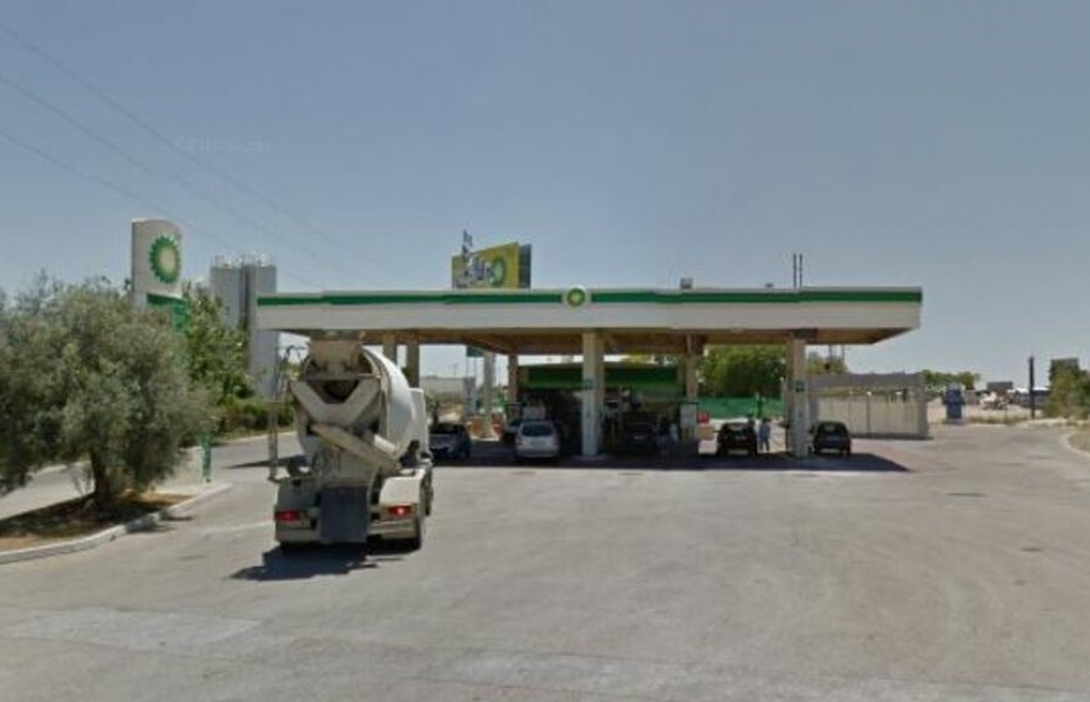 El empleado de una gasolinera logra encerrar a un atracador que acaba detenido