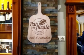 Un distintivo acredita a los bares y restaurantes que sirven pan de Alcalá