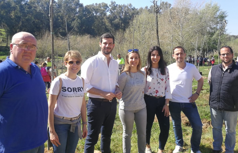 El colegio Salesiano realiza una plantacin de rboles junto a la ribera del Guadara