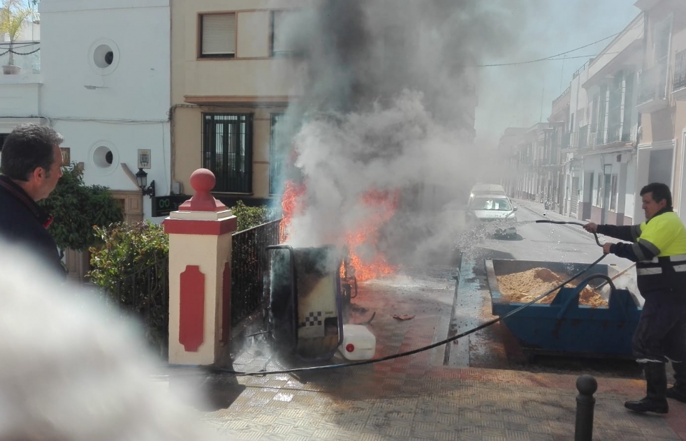 El incendio de un generador afecta a una persona y provoca grandes llamaradas