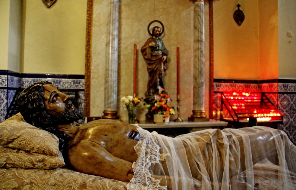 Las hermandades celebran su via crucis con un recorrido de ida indito