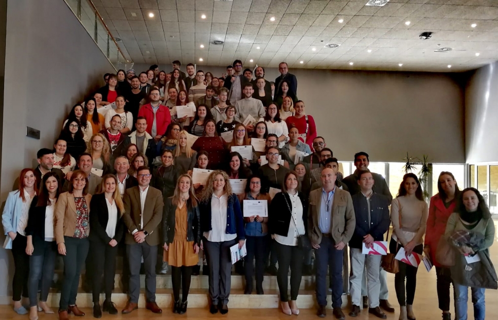 Entrega de diplomas a los alumnos del programa formativo Apolo Joven