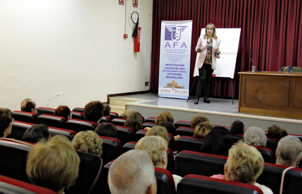 La magistrada Inmaculada Parrado, imparte la conferencia sobre fibromialgia y ley