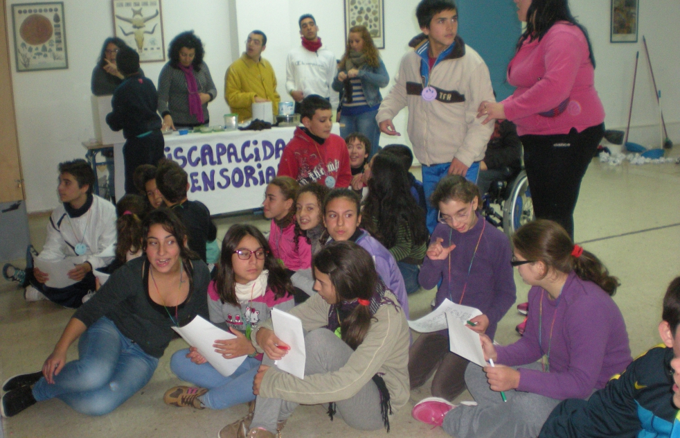 Los alumnos del IES Leonor de Guzmn celebran el Da de las Personas con Discapacidad