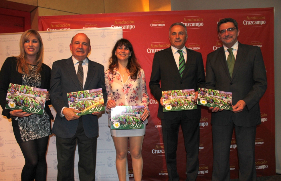 Jugadores del Betis y nios de la Asociacin de Educacin Especial protagonizan un calendario para 2014