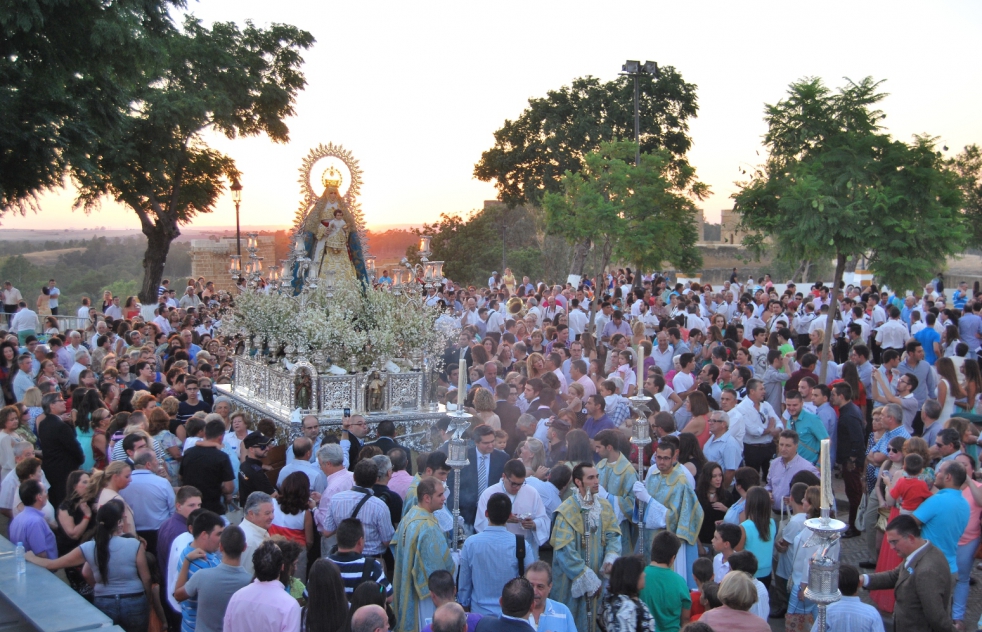 La Virgen del guila procesion arropada por los alcalareos