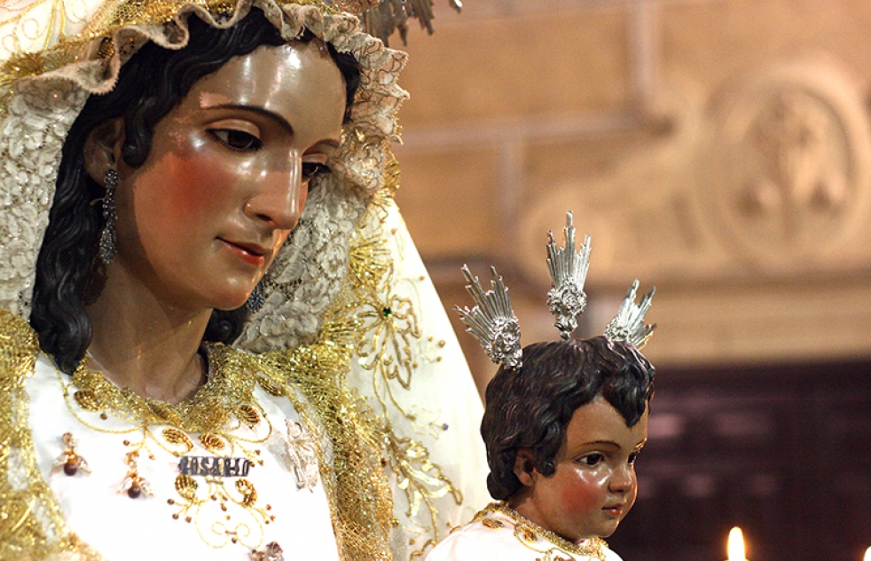 Besamanos de la Virgen del Rosario de Santiago. Galera grfica.