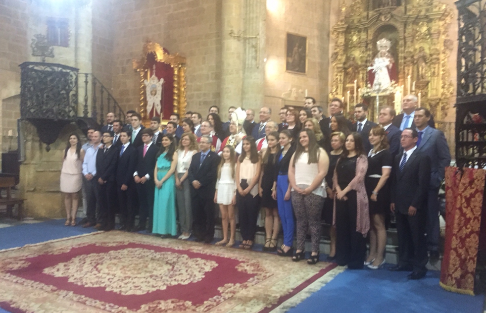 Juan Jos Asenjo confirma a 50 jvenes y adultos en la parroquia de Santiago 