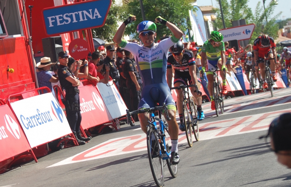 Alcal acoge la llegada de la Vuelta Ciclista a Espaa con gran ambiente