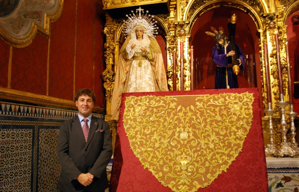 Presentada la nueva toca de sobremanto de la Virgen del Socorro