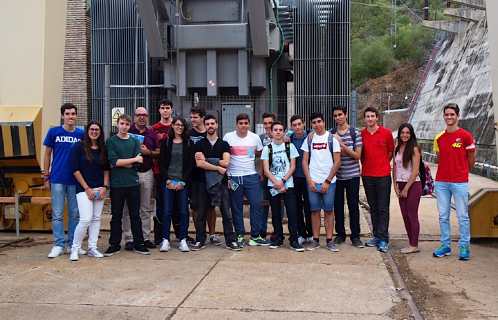 Visita de los alumnos del Cristbal de Monroy a la central elctrica de Guillena