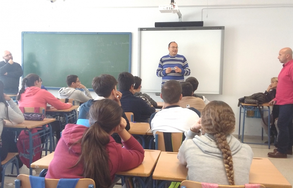 AFAR habla con los alumnos de 3 y 4 en el IES Cristbal de Monroy