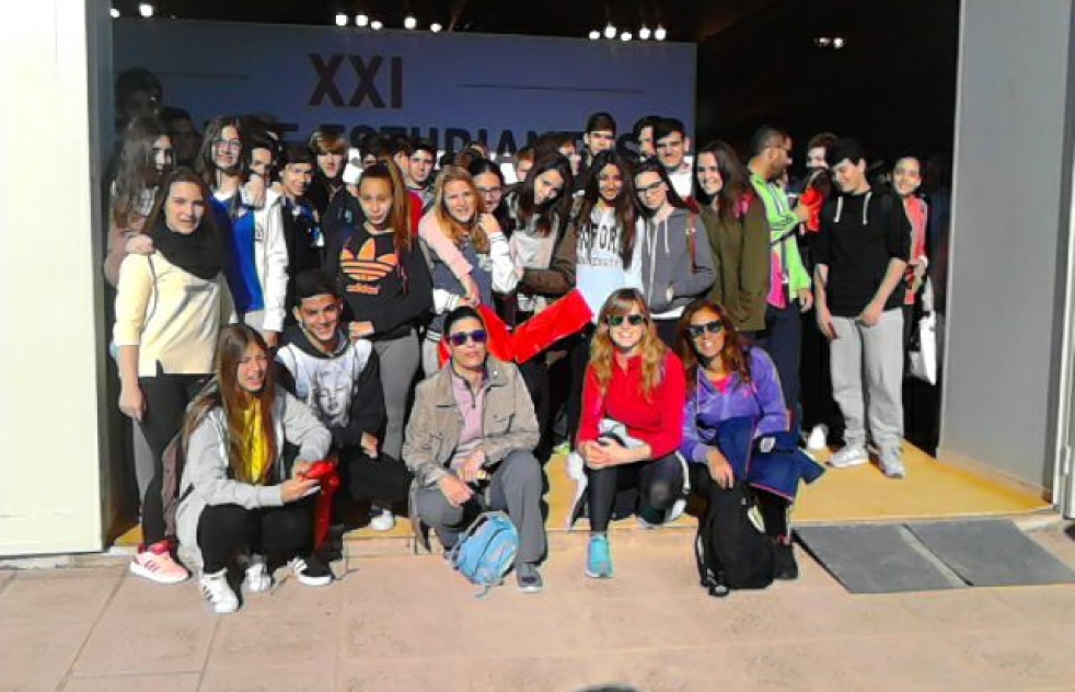 Alumnos del instituto Leonor de Guzmn visitan el Saln del Estudiante
